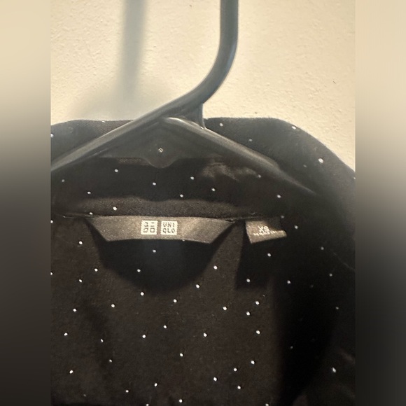 Uniqlo polka dot button down, size XS - Picture 3 of 4